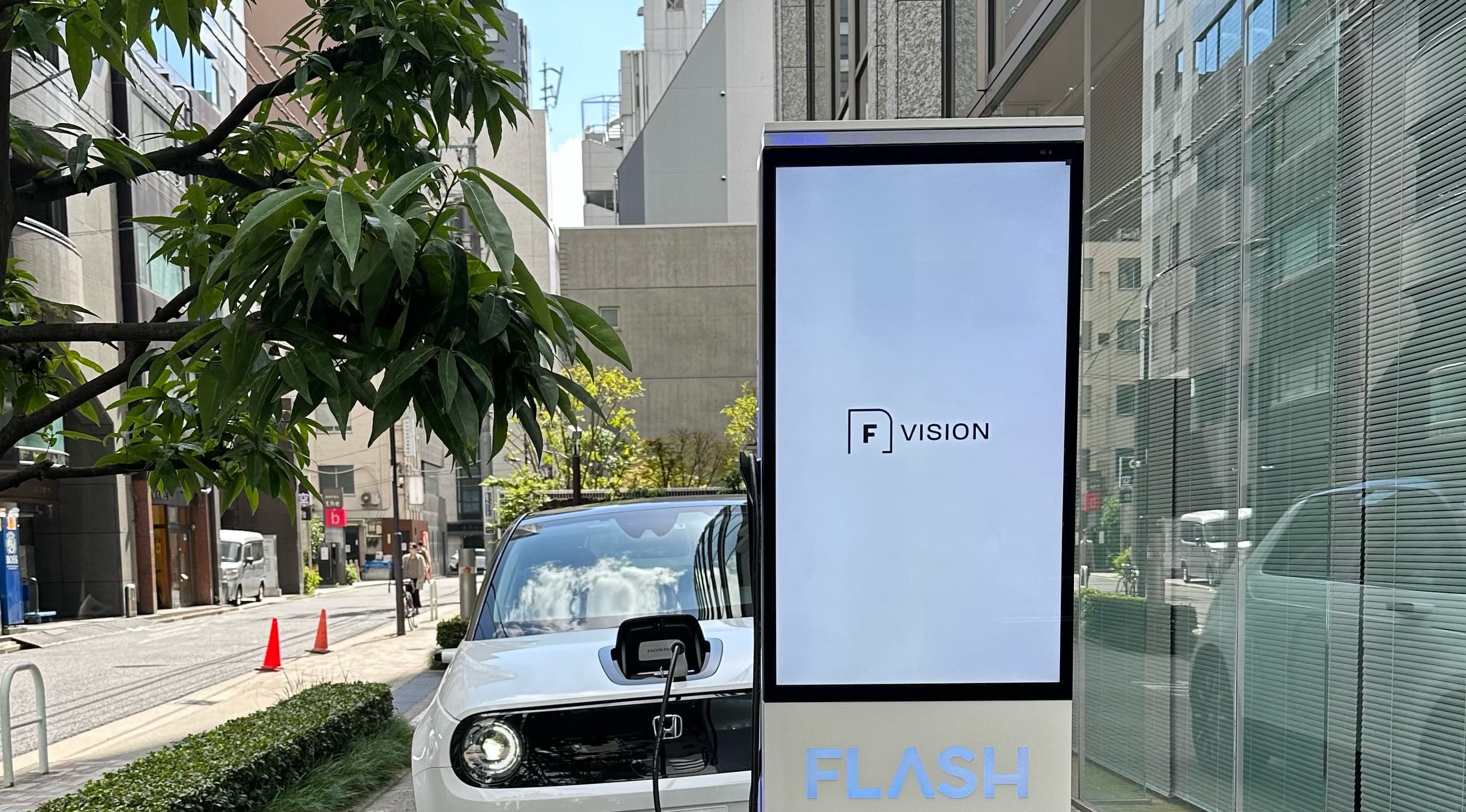 デジタルサイネージ一体型EV充電器の開発・販売